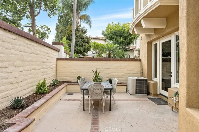 a view of sitting area with furniture