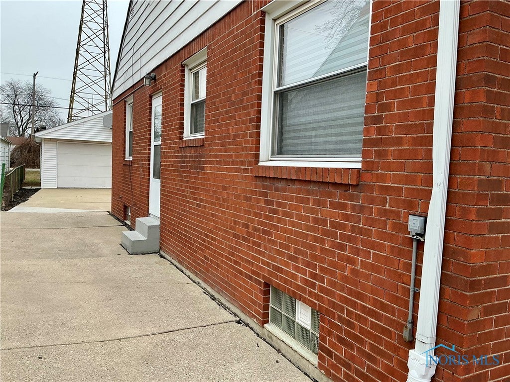 3537 Sherbrooke Road Toledo, OH 43613 - Photo 4 of 42 concrete drive