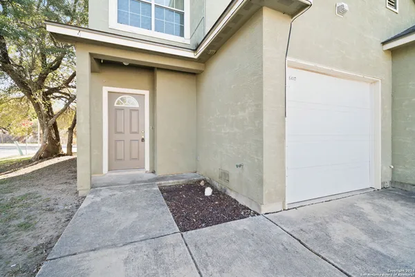 $1,350 | 6410 Summit Oak, Unit 4, San Antonio, TX 78229