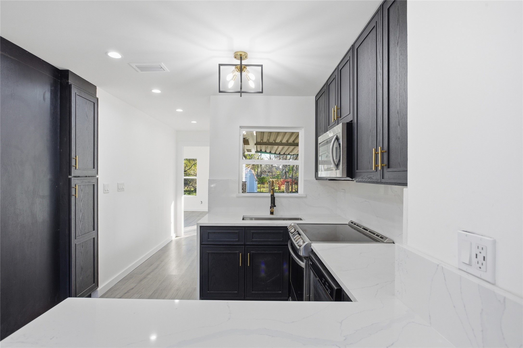 4516 Werner Street Houston, TX 77022 - Photo 4 of 28