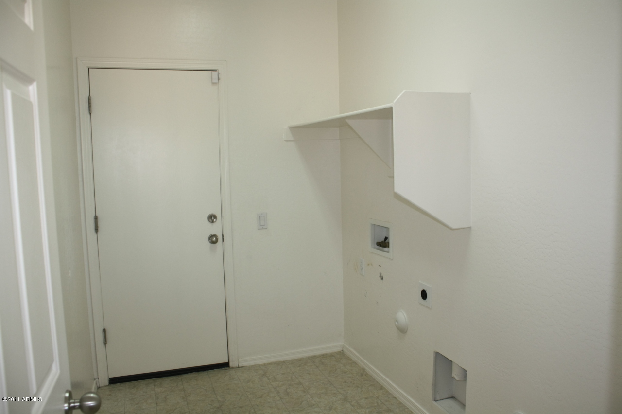 5114 West Apollo Road Laveen, AZ 85339 - Photo 8 of 17 Laundry