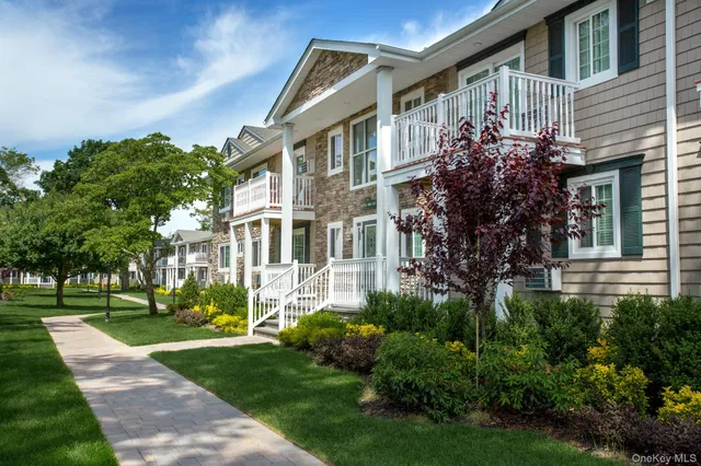 $2,370 | 250 River Avenue, Unit 138, Patchogue, NY 11772