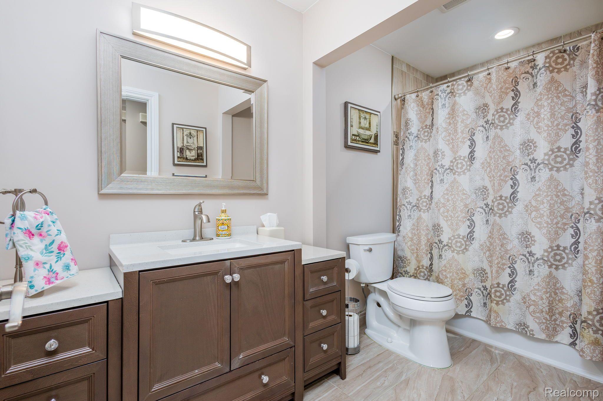 682 Lockport Road Rochester, MI 48307 - Photo 19 of 29 Main Bathroom