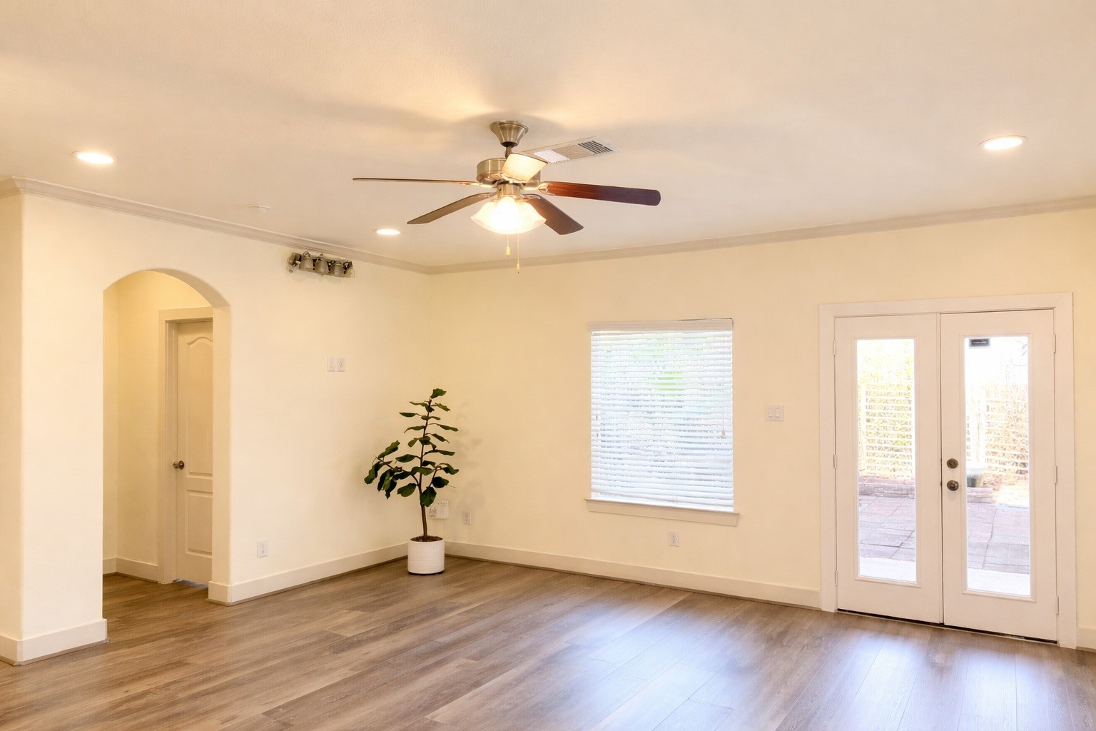 1954 Jara Court Spring, TX 77388 - Photo 10 of 37 Living-first floor