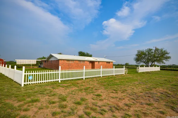 $625,000 | 2923 Farm To Market Road 186, Carrizo Springs, TX 78834
