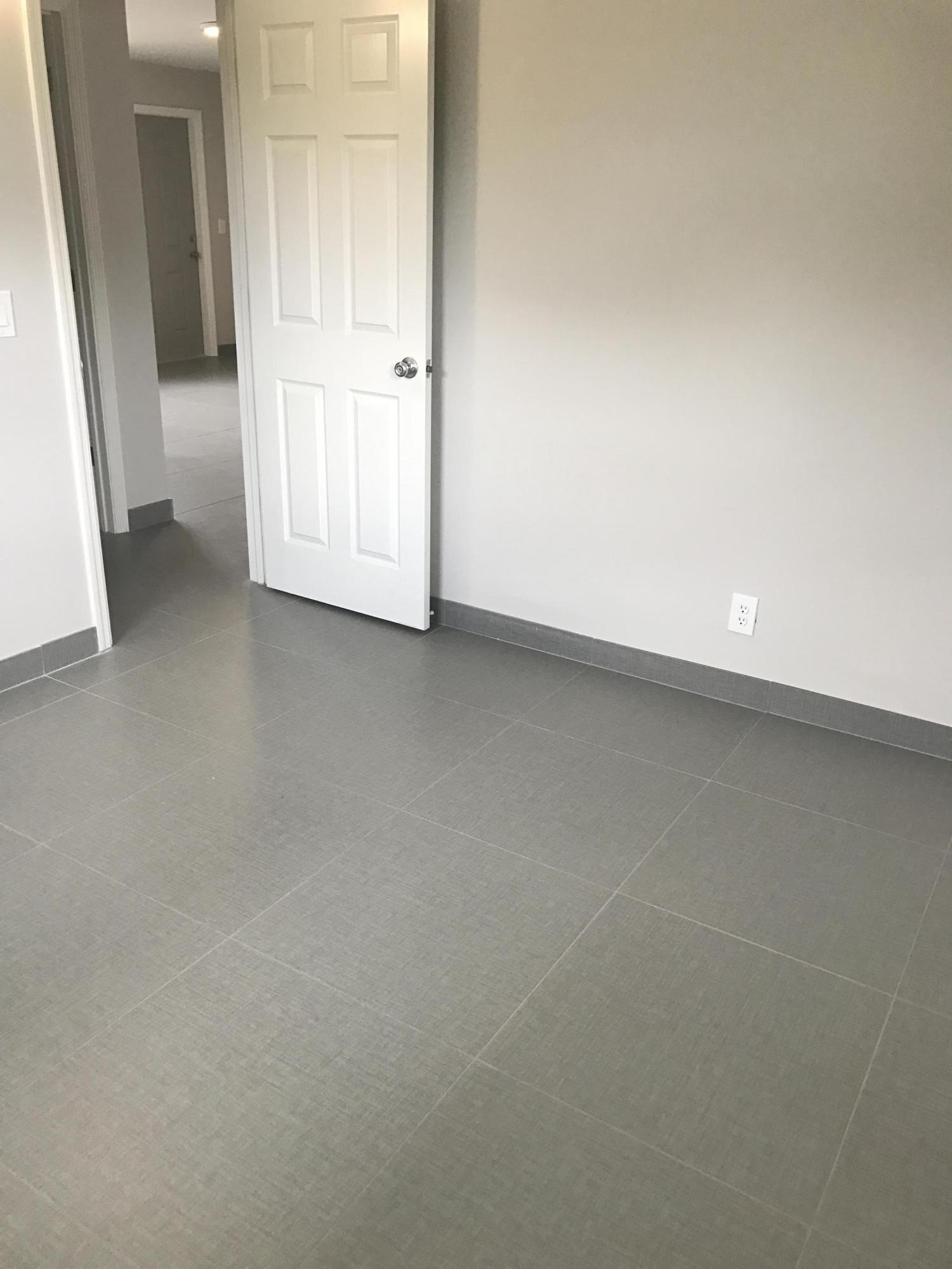 142 Southwest 8th Avenue, Unit B Delray Beach, FL 33444 - Photo 20 of 29 an empty room with mirror