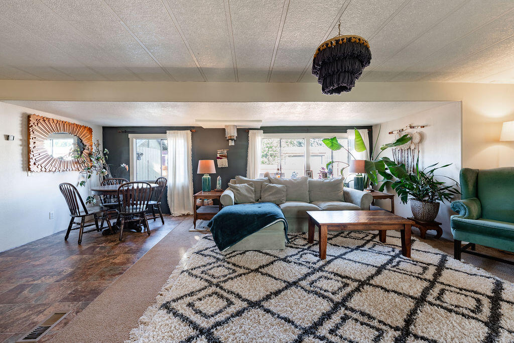 64900 Hunnell Road, Unit 51 Bend, OR 97703 - Photo 8 of 29 Living & Dining