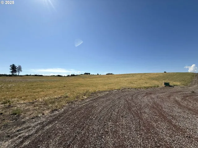 a black and white photo of a room
