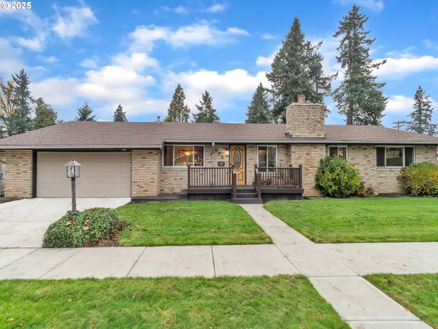 a view of front of a house with a yard