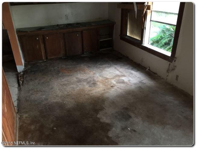 10319 Shellcracker Road Jacksonville, FL 32226 - Photo 2 of 10 a view of room with window