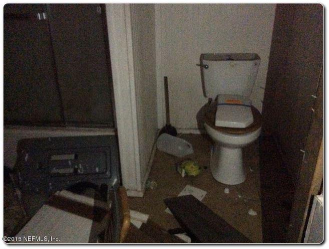 10319 Shellcracker Road Jacksonville, FL 32226 - Photo 4 of 10 a bathroom with a toilet and a sink