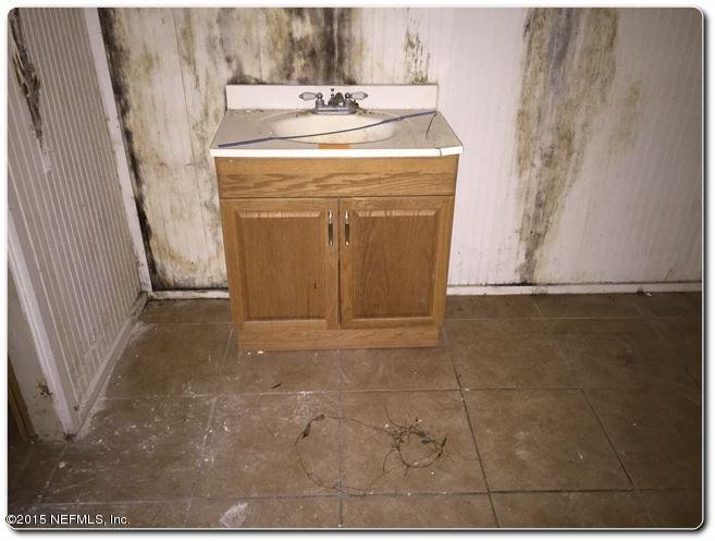 10319 Shellcracker Road Jacksonville, FL 32226 - Photo 7 of 10 a utility room with a sink