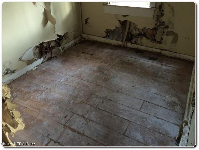 10319 Shellcracker Road Jacksonville, FL 32226 - Photo 8 of 10 a view of a room with gym equipment