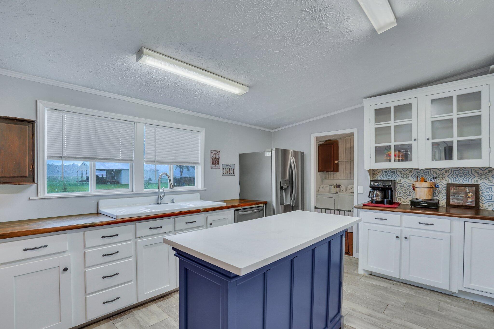 117 State Rd S-8-1099 Bonneau, SC 29431 - Photo 11 of 49 Kitchen