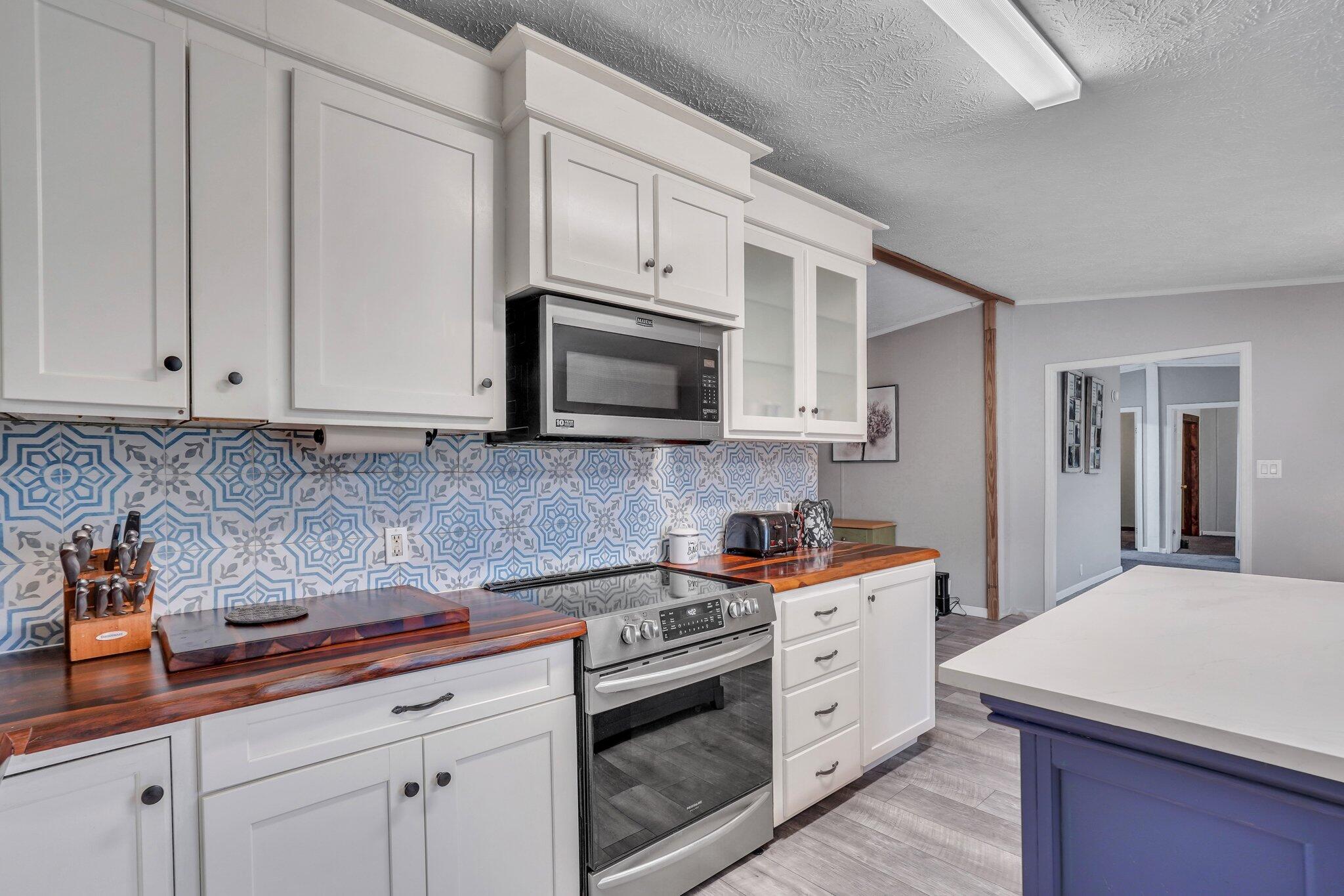 117 State Rd S-8-1099 Bonneau, SC 29431 - Photo 18 of 49 Kitchen