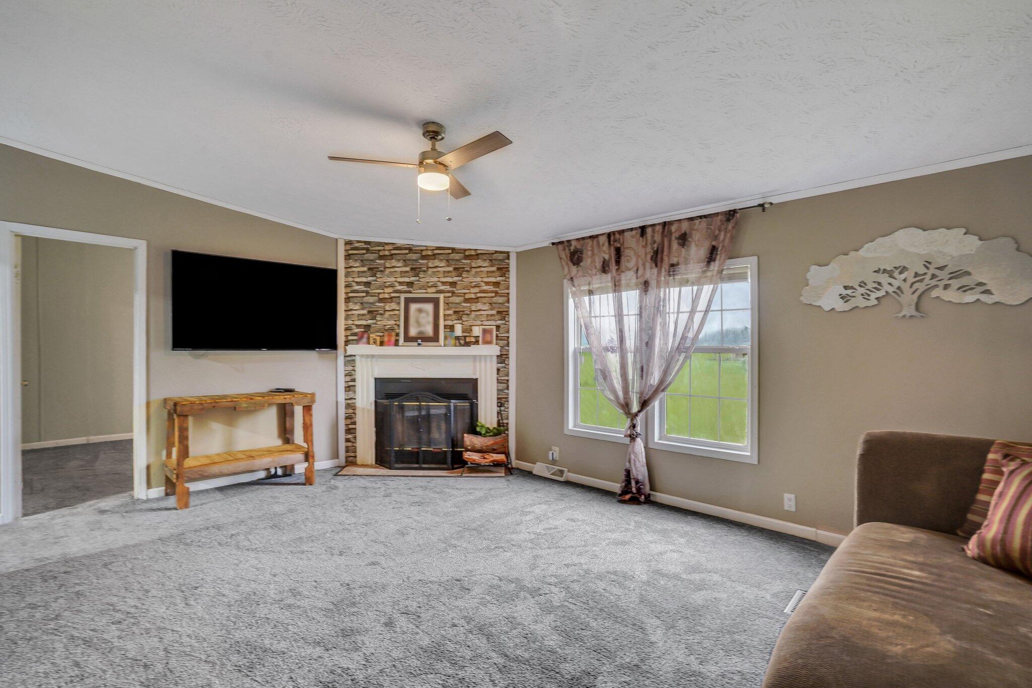 117 State Rd S-8-1099 Bonneau, SC 29431 - Photo 21 of 49 Den/Family Room