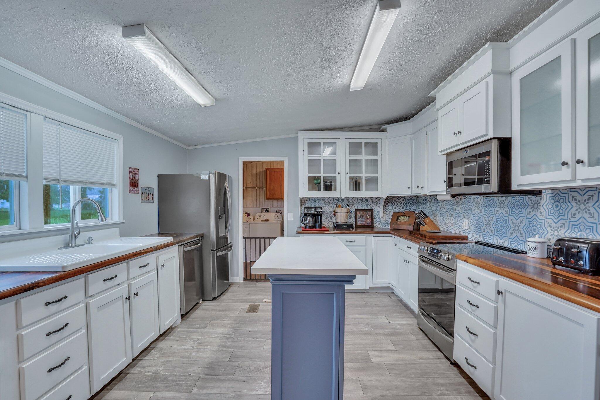 117 State Rd S-8-1099 Bonneau, SC 29431 - Photo 10 of 49 Kitchen