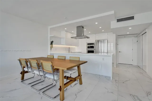 $930,000 | 5700 Collins Avenue, Unit 12E, Miami Beach, FL 33140