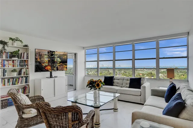 $930,000 | 5700 Collins Avenue, Unit 12E, Miami Beach, FL 33140