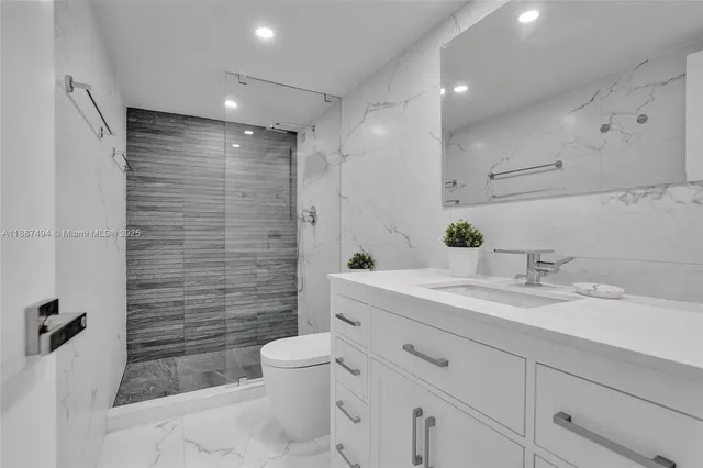 $930,000 | 5700 Collins Avenue, Unit 12E, Miami Beach, FL 33140