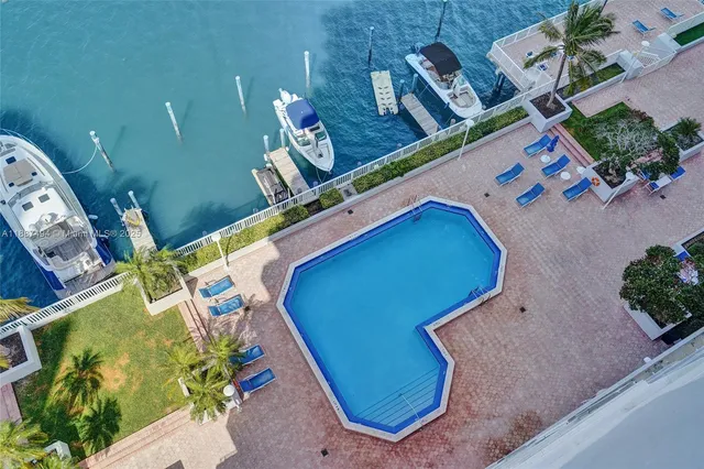 $930,000 | 5700 Collins Avenue, Unit 12E, Miami Beach, FL 33140