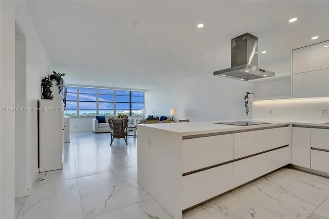 $930,000 | 5700 Collins Avenue, Unit 12E, Miami Beach, FL 33140