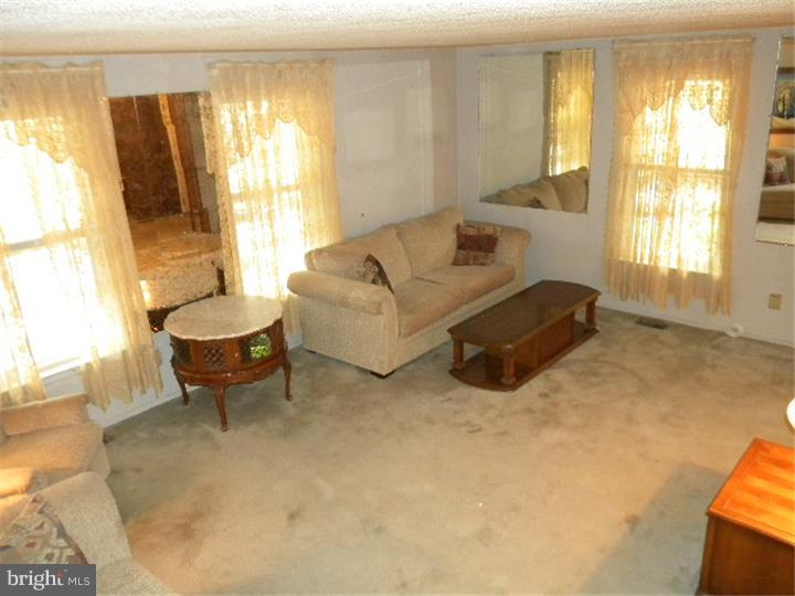 118 Greendale Road Philadelphia, PA 19154 - Photo 2 of 23 Living Room