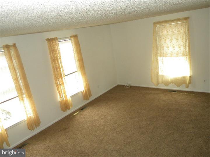 118 Greendale Road Philadelphia, PA 19154 - Photo 3 of 23 Living Room
