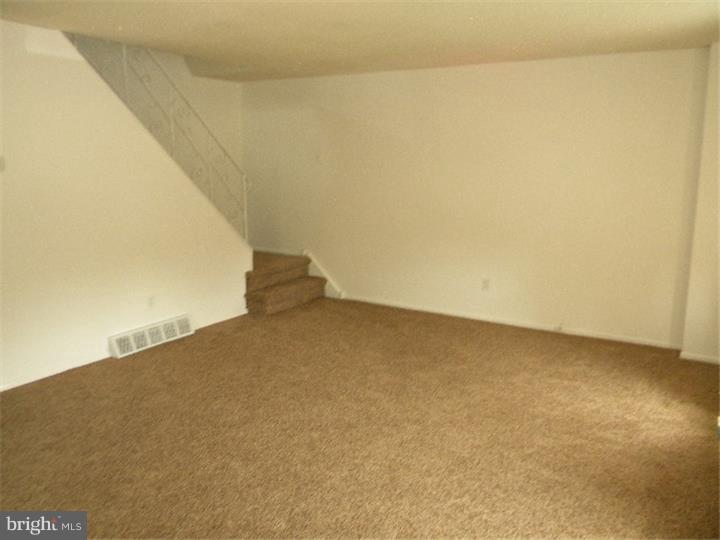 118 Greendale Road Philadelphia, PA 19154 - Photo 4 of 23 Living Room