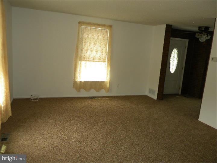 118 Greendale Road Philadelphia, PA 19154 - Photo 5 of 23 Living Room