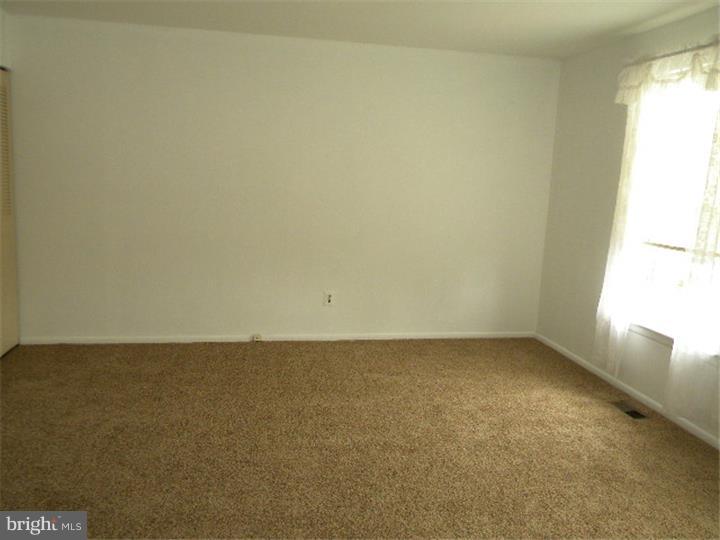 118 Greendale Road Philadelphia, PA 19154 - Photo 6 of 23 Living Room