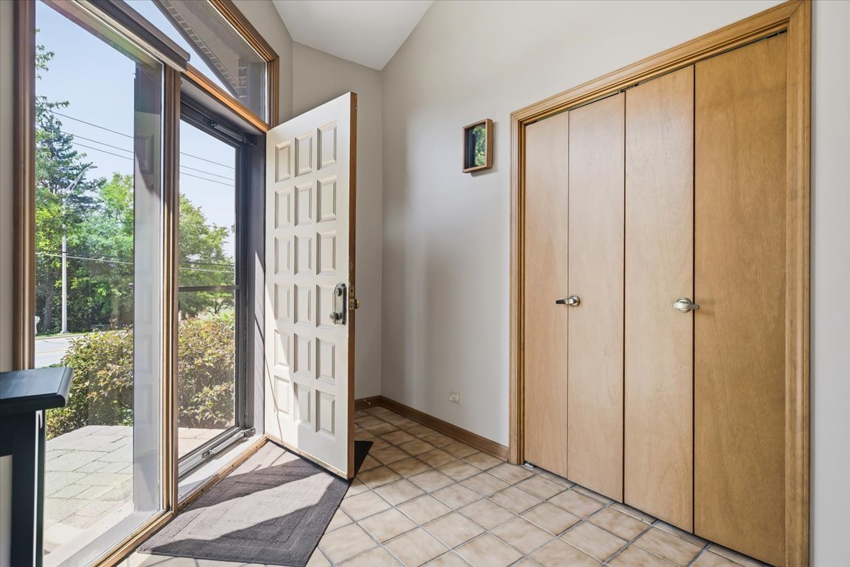 1755 Wiesbrook Road South Wheaton, IL 60189 - Photo 4 of 28