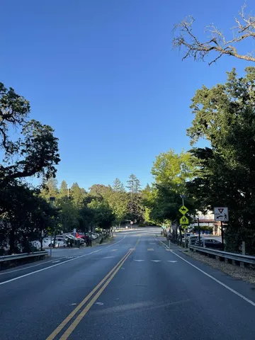 a picture of white house with a tree