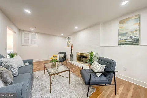 $709,999 | 10915 Maple Street, Fairfax, VA 22030