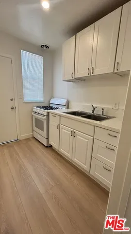 $1,725 | 202 North Locust Street, Inglewood, CA 90301