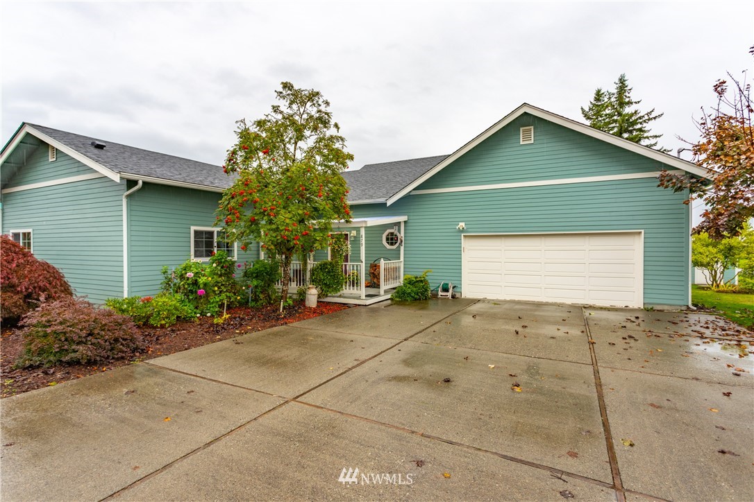 879 East Wiser Lake Road Lynden, WA 98264 - Photo 1 of 36 a front view of a house with garden