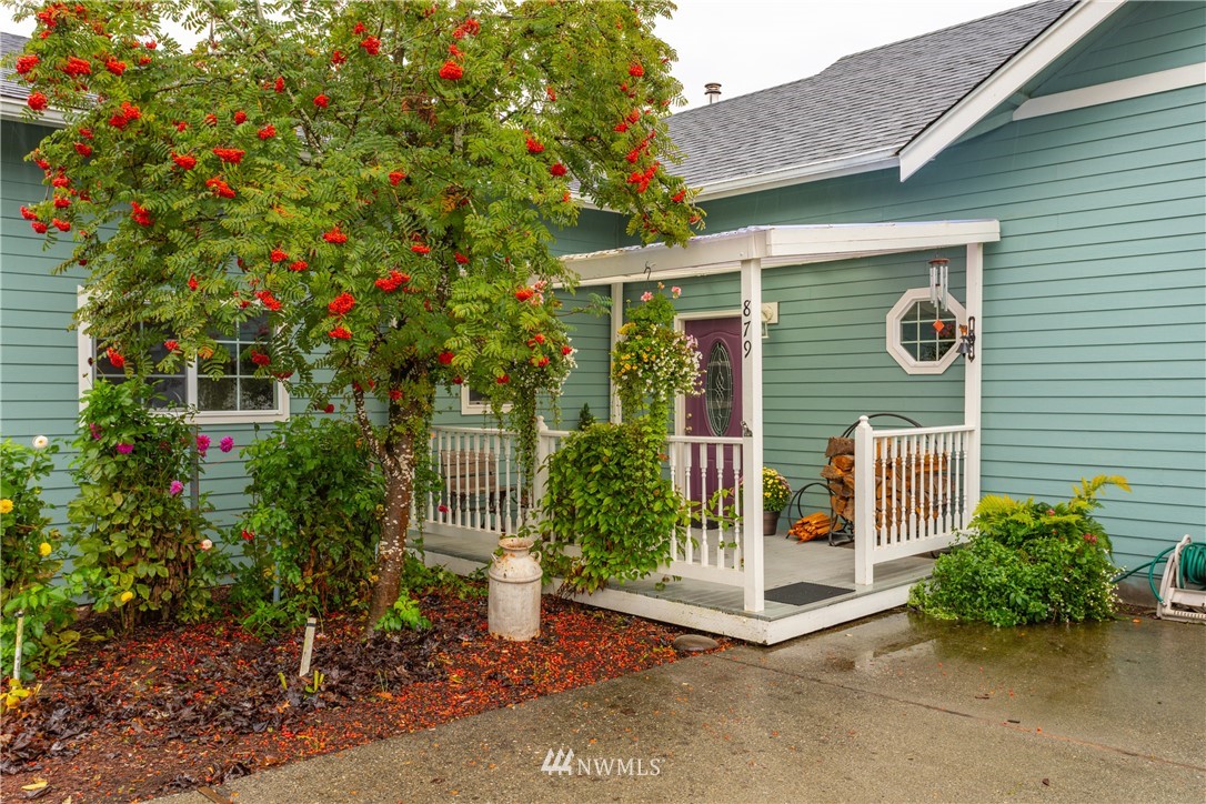 879 East Wiser Lake Road Lynden, WA 98264 - Photo 2 of 36 a front view of a house with garden