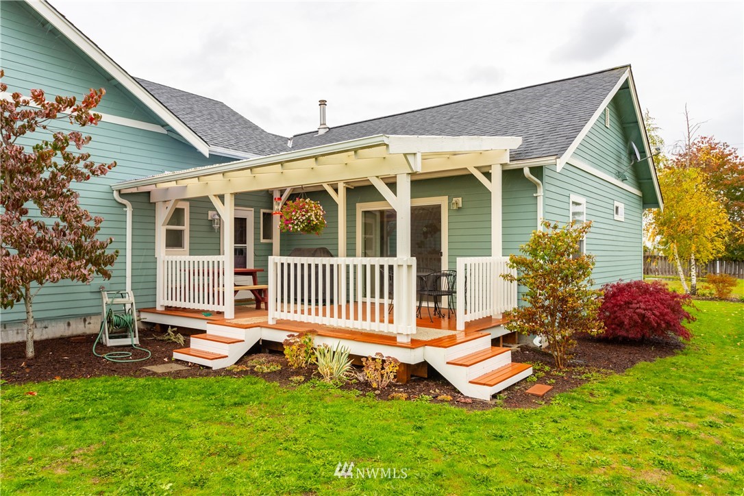 879 East Wiser Lake Road Lynden, WA 98264 - Photo 14 of 36 a front view of a house with a garden
