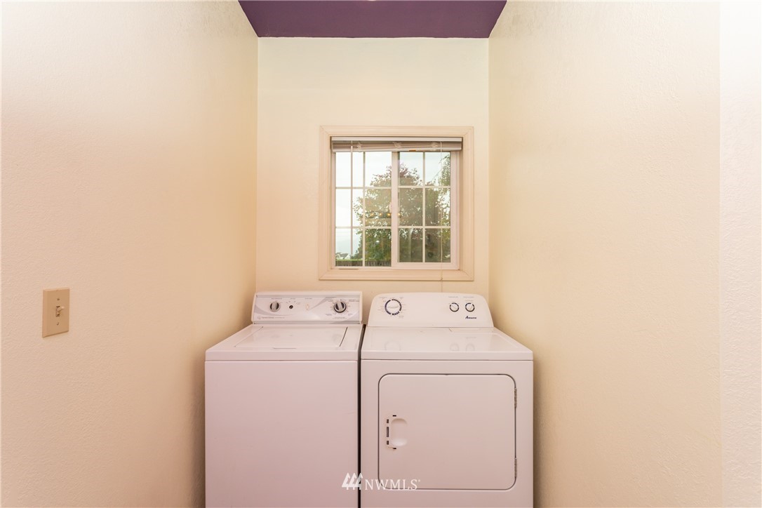 879 East Wiser Lake Road Lynden, WA 98264 - Photo 25 of 36 a utility room with dryer and washer