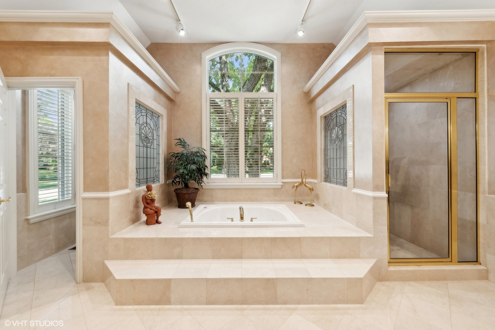 31 Riderwood Road North Barrington, IL 60010 - Photo 13 of 35 a bathroom with a bathtub and a sink