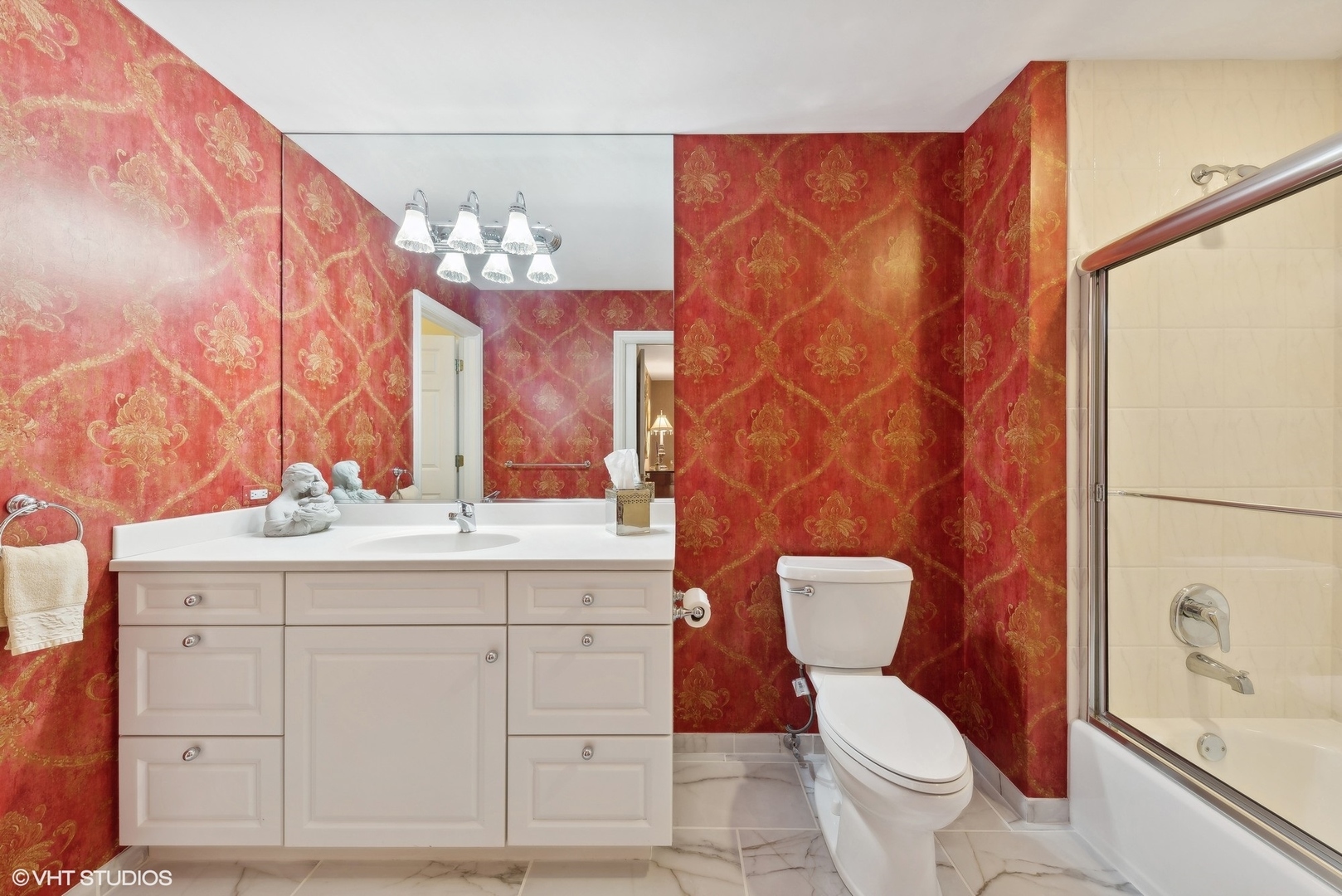 31 Riderwood Road North Barrington, IL 60010 - Photo 18 of 35 a bathroom with a sink a toilet and mirror