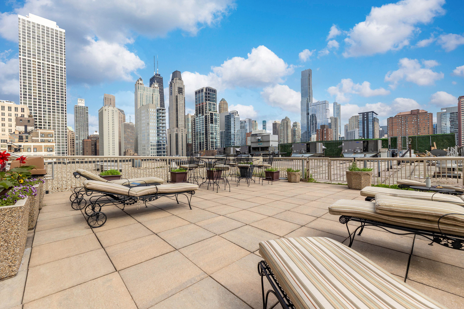 111 West Maple Street, Unit 1611 Chicago, IL 60610 - Photo 12 of 17