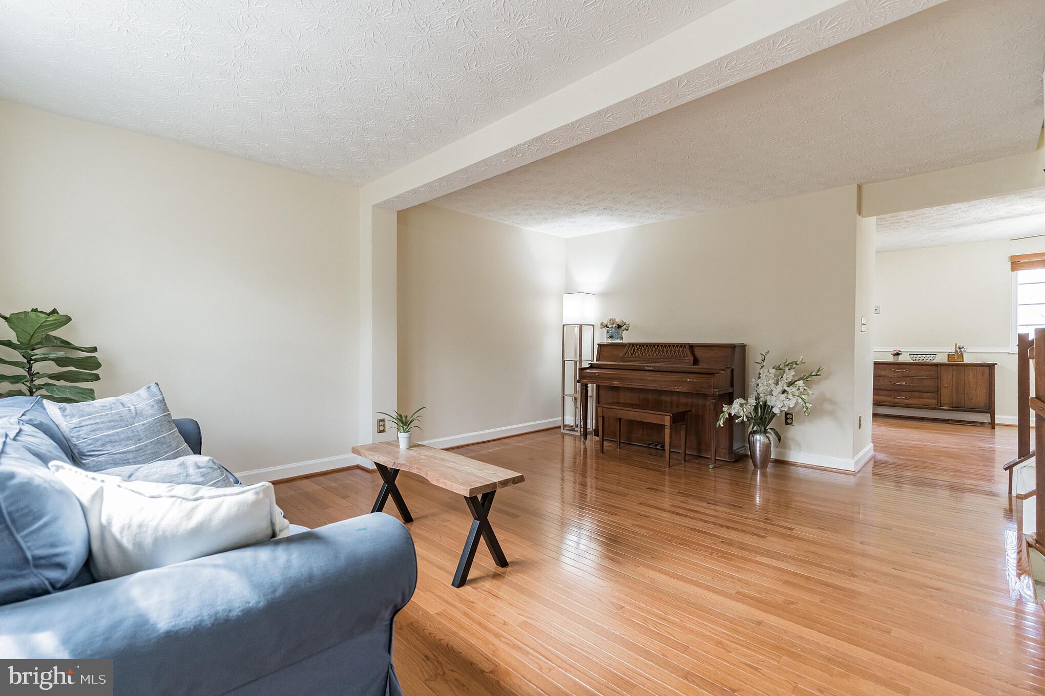 1610 Barnstead Drive Reston, VA 20194 - Photo 4 of 33