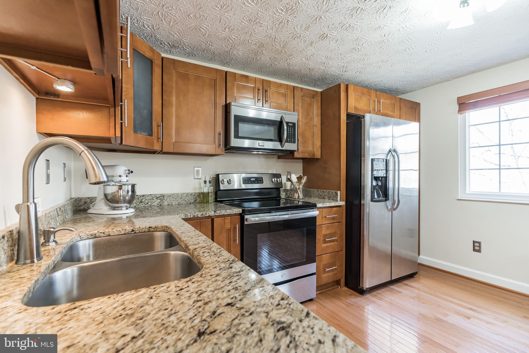 1610 Barnstead Drive Reston, VA 20194 - Photo 9 of 33 Granite Counters & Stainless Steel Appliances
