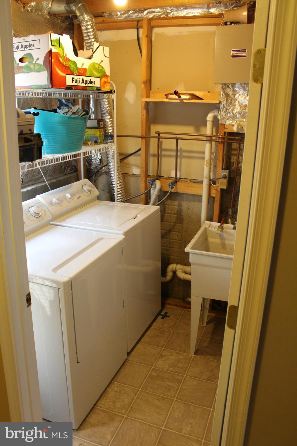 14152 Asher View Centreville, VA 20121 - Photo 10 of 14 Laundry room
