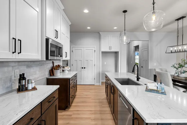 $509,900 | 2850 Elm Tree Hill, Howard, WI 54313