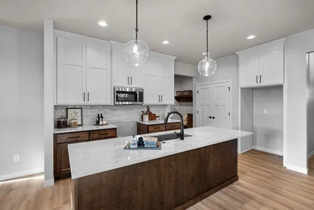 $509,900 | 2850 Elm Tree Hill, Howard, WI 54313