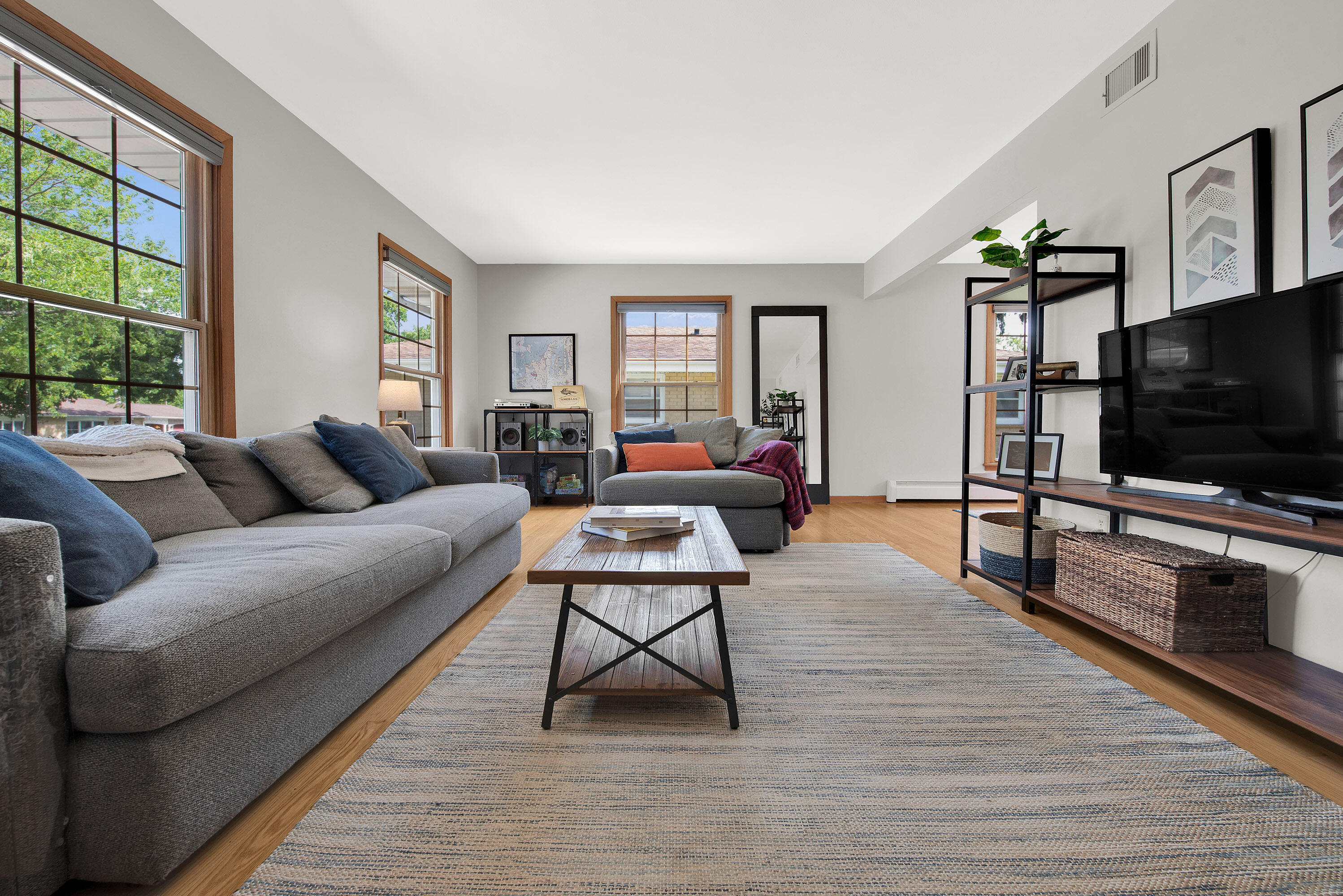 5279 South 22nd Street Milwaukee, WI 53221 - Photo 6 of 27 Living Room