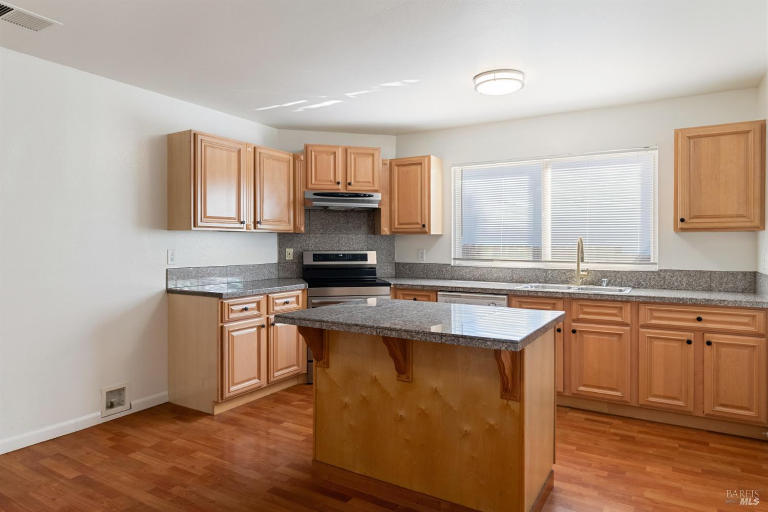 1555 West 3rd Street Santa Rosa, CA 95401 - Photo 8 of 33