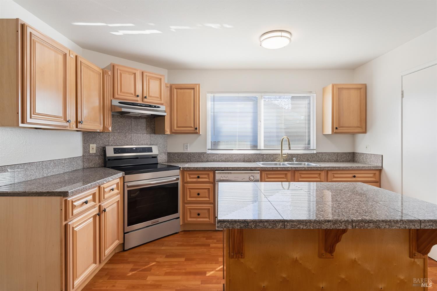 1555 West 3rd Street Santa Rosa, CA 95401 - Photo 9 of 33